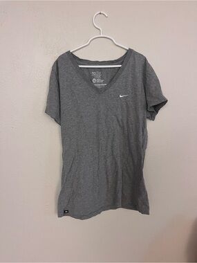 heather gray Nike women's V-neck t-shirt size L